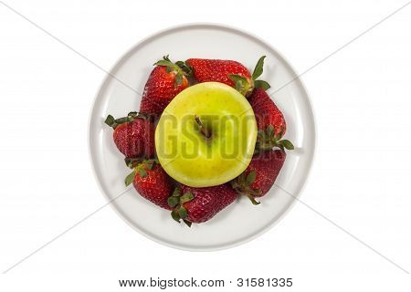 Apple und Erdbeeren auf einer Platte