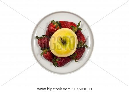 Apple und Erdbeeren auf einer Platte