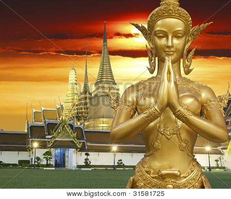 eine Statue des goldenen Kinnari demonstrieren Sawadee-Aktion