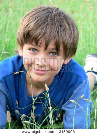 Jonge jongen liggend op de maag