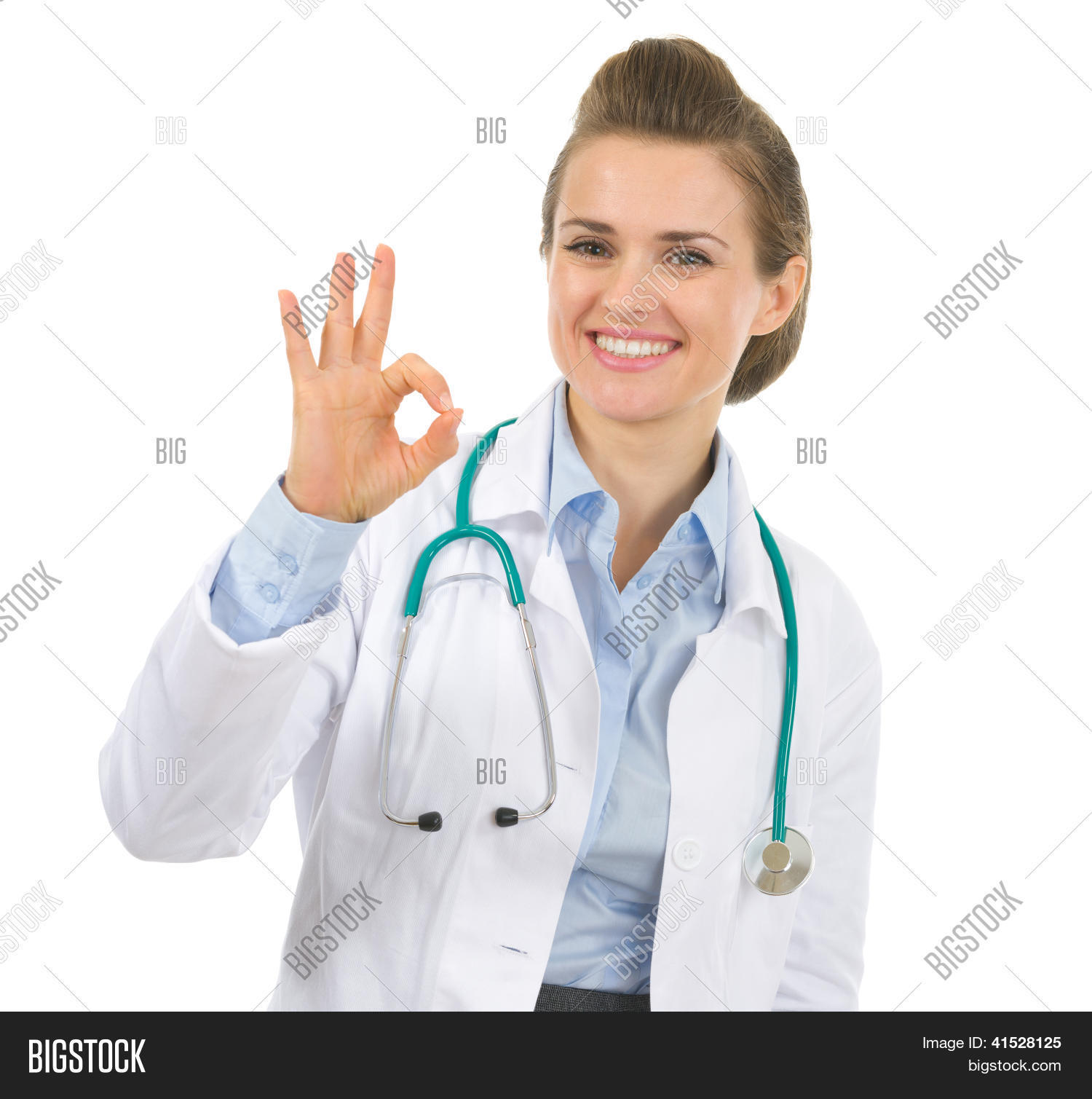 пожилая женщина врач. женщина с медицинской точки зрения. врач показывает таблетки. женщина медик. женщина доктор любящая.