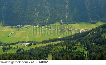 Beautiful Alpine Landscape With Green Meadows, Alpine Cottages And Mountain Peaks, Lechtal, Lech, Au