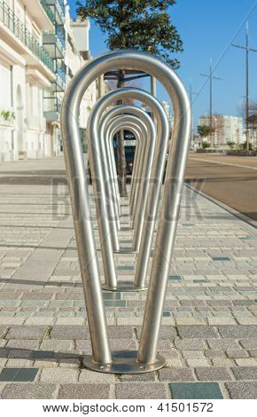 Metall Fahrradständer auf Straße in Frankreich