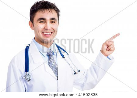 Usmívající se doktor ukazováčkem na něco izolovaných na bílém