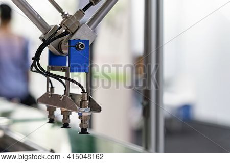 High Technology And Precision Robot Arm And Automatic Vacuum Or Suction Cup For Pick & Place Or Tran