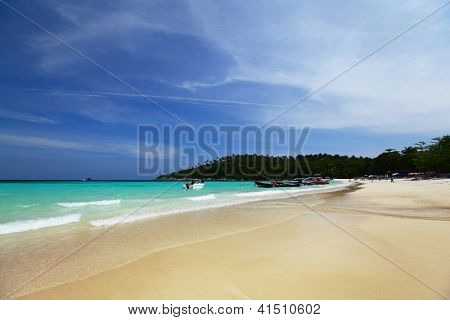 Sandy beach af Racha Yai ø. Andamanhav, Thailand
