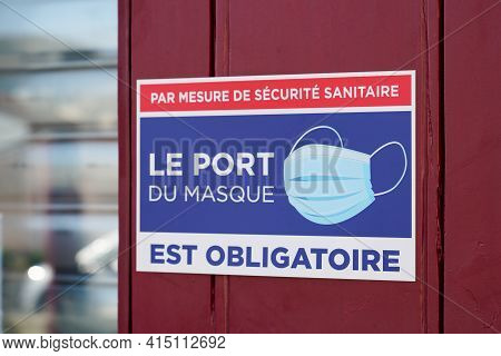Bordeaux , Aquitaine France - 03 29 2021 : Port Du Masque Obligatoire Text French Sign On Wall Store