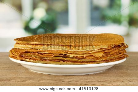หวาน pancakes ในจานบนโต๊ะในห้องครัว