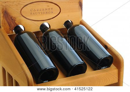 Nahaufnahme von einem Weinregal mit drei Flaschen von Cabernet Sauvignon.