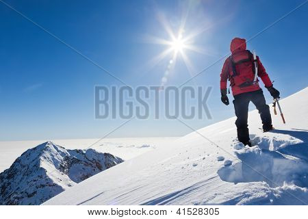 Góral dociera do góry snowy góry w słoneczny zimowy dzień. Alpy Zachodnie, Biella, Włochy.