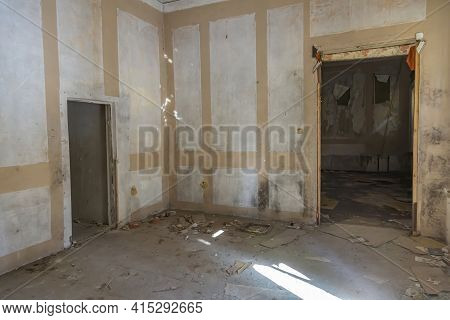 Devastation Inside The Nikolskoye-obolyaninovo Estate In The Village Of Podyachevo, Russia