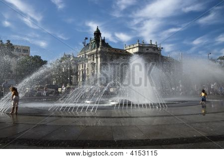 Děti hrají v kašně Karlsplatz