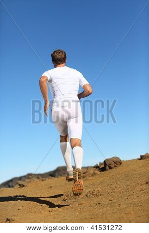 Biegacz charakter ucieka z tyłu widok. Fit fitness lekkoatletka modelu trail running sobie kompres