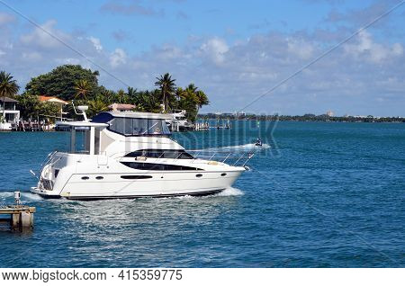 Wel Appointed Cabin Cruiser Cruising On Biscayne Bay Off Of Rivoalto Island,miami Beach,florida