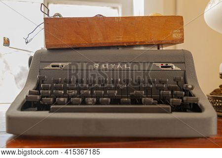 Clifton, Va, Usa 11-14-2020: Close Up View Of An Antique Royal Brand Typewriter With A Brown Wooden 