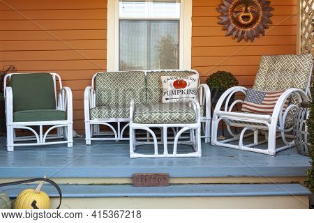 Clifton, Va, Usa 11-14-2020: An Outdoor Seating Arrangement On The Wooden Porch Of A Historic Coloni