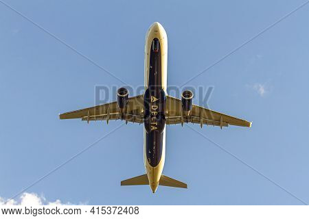 Washington Dc, Usa 10/02/2020: Over Head Image Of A Delta Airlines Aircraft (airbus A321)  After Tak