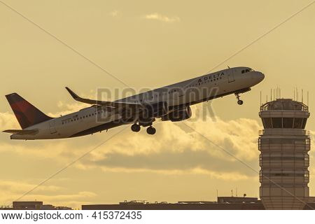 Washington Dc, Usa 10/03/2020: Sunset View Of An Airbus A321 Model Airplane Operated By Delta Airlin
