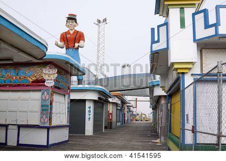 SEASIDE HEIGHTS, NJ - JAN 13: Szczęśliwy półgłówek tłumik Man pomnik na molo kasyno na 13 stycznia, 20