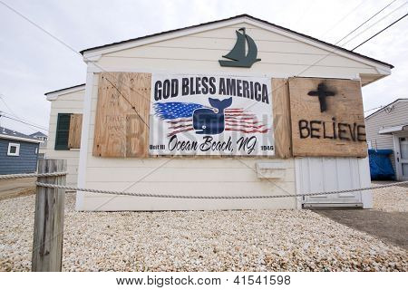 OCEAN BEACH, NJ - 13 JAN: Une bannière qui dit God Bless America est suspendu à côté d'une croix et le mot ' Belie