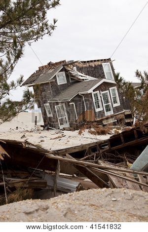 MANTOLOKING, NJ - 13 JAN: Une maison inclinée de sa fondation sur la plage sur 13 janvier 2013 en Mant