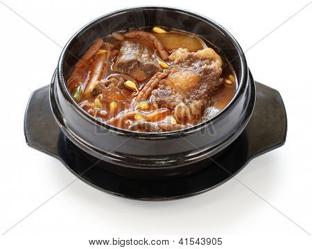 ユッケジャン、スパイシーな牛肉と野菜のスープ、韓国料理