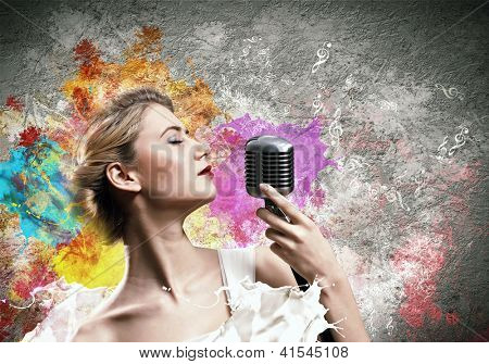 닫힌 눈 색 배경에 대해 마이크를 들고 여자 금발가 수의 이미지