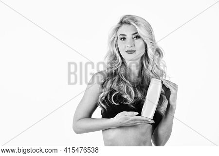Body Shimmer. Golden Glow. Sun Kissed. Body Lotion. Self Tanning Products. Girl With Smooth Skin Hol
