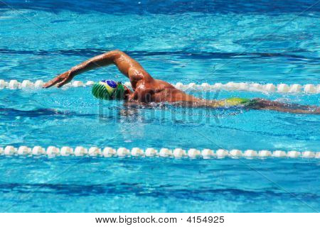 Schwimmer Crowls im pool