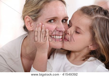 kleine meisje kussen vrouw