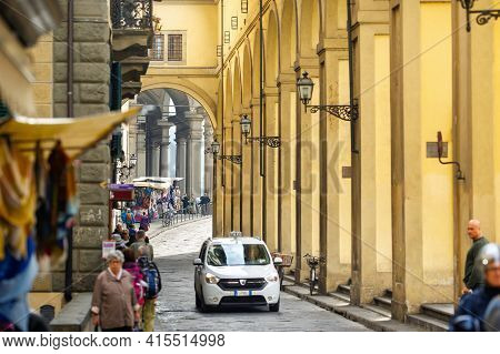 Florence, Italy-october 11, 2018: Lungarno Degli Acciuoli Street In Florence.italy In An Antique Ton