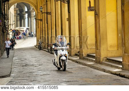 Florence, Italy-october 11, 2018: Lungarno Degli Acciuoli Street In Florence.italy In An Antique Ton