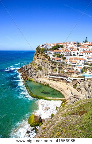 Azenhas Do Mar Bianco Village, Cliff e oceano, Sintra, Portogallo.
