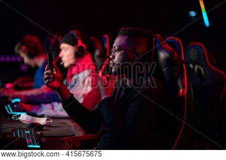 A Black Streamer Leads A Live Broadcast On The Phone From An Esports Tournament