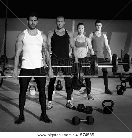 Gymnastik-Gruppe mit Gewichtheben Bar Training Übung