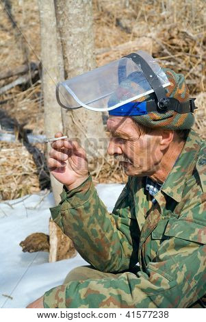 Arbeiter Rauchen im Wald