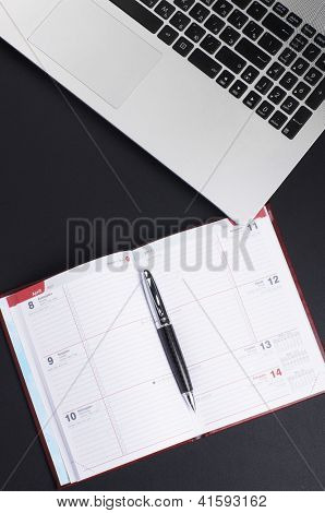 Laptop, myš a deník na stůl