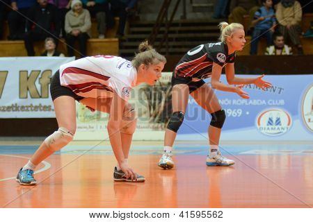 KAPOSVAR, Hungría - 27 de enero: Timea Kondor (en blanco) en acción en el volleyb de la Liga húngara de I.