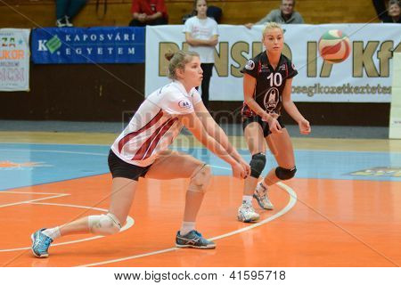 KAPOSVAR, Hungría - 27 de enero: Timea Kondor (en blanco) en acción en el volleyb de la Liga húngara de I.