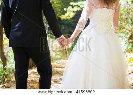 Jovem casal dando as mãos