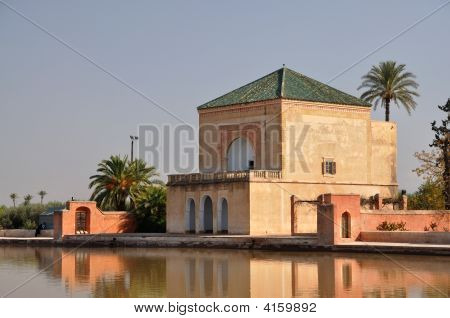 Pawilon w Marrakech Menara ogród