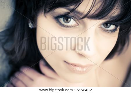 Retrato de conceito jovem morena
