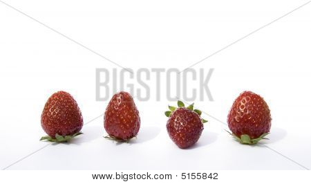 vier Erdbeeren auf weiß
