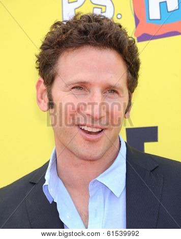 LOS ANGELES - NOV 17:  Mark Feuerstein arrives to the P.S. Arts Express Yourself 2013  on November 17, 2013 in Santa Monica, CA                