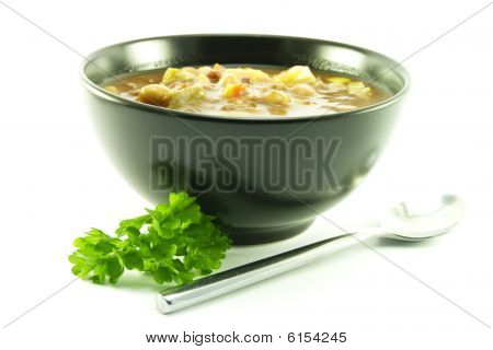 Sopa de legumes em uma tigela preta
