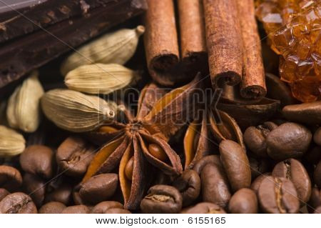 Aroma Kaffee. Zutaten. Kaffee Beens, Anis, Zimt, Zucker