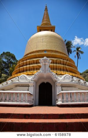 Buddhistické dágoby (stúpy) v Golden Temple, Sigiriya, Srí Lanka