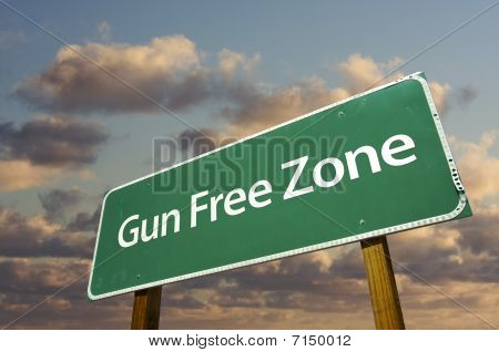 Pistol fri Zone grøn vejskilt og skyer