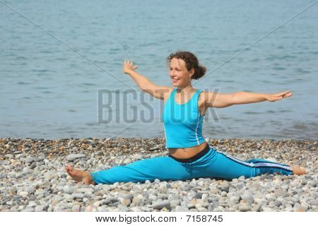 gioiosa donna indossa clothers sporty è sorridente e stretching