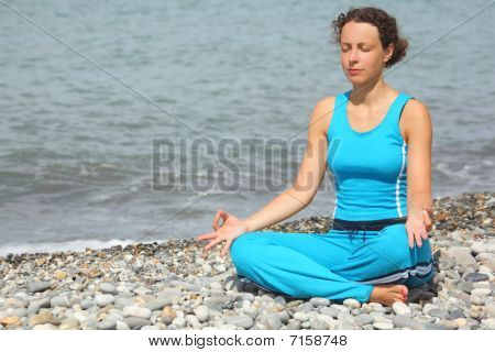 gioiosa donna indossa clothers sporty è meditare